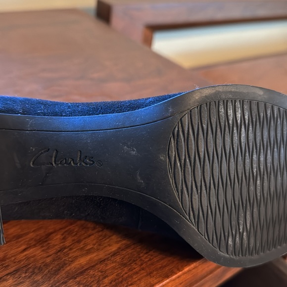 Clarks black leather, suede, and patent pumps in terrific condition! - Picture 5 of 9